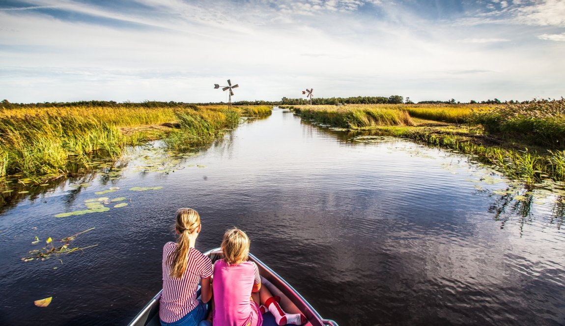 Kids on a boat in the Weerribben-Wieden